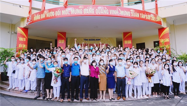500 cán bộ, nhân viên y tế Quảng Ninh lên đường tham gia chống dịch tại Thủ đô Hà Nội
