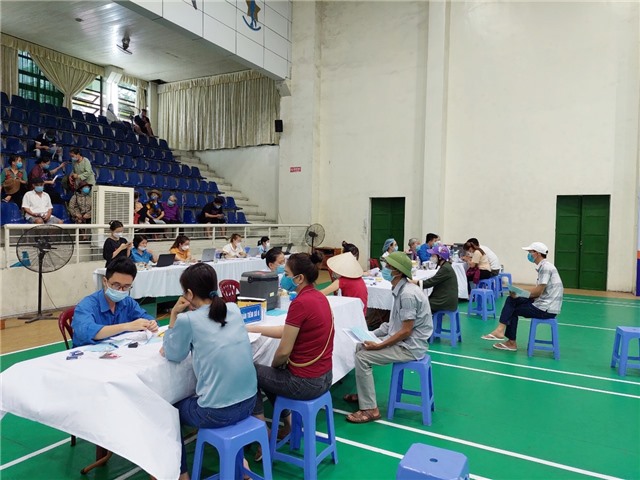 Người dân thành phố phấn khởi khi được tiêm vắc xin phòng Covid-19