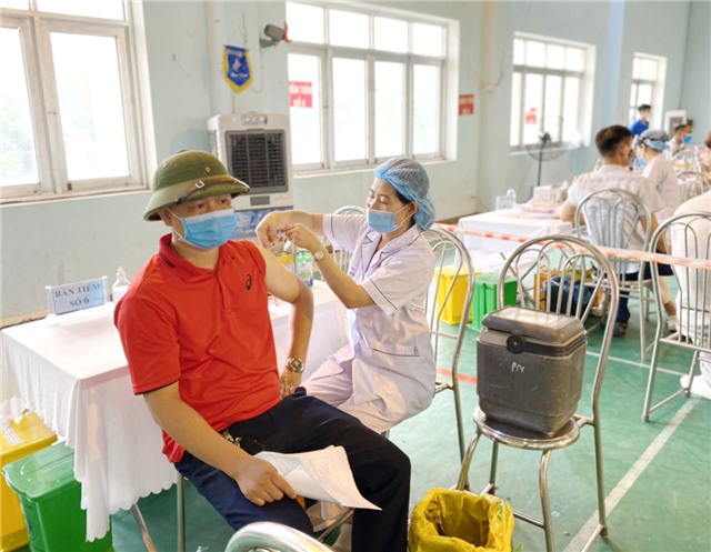 Tiêm chủng vắcxin phòng Covid-19 toàn dân: Người dân phấn khởi