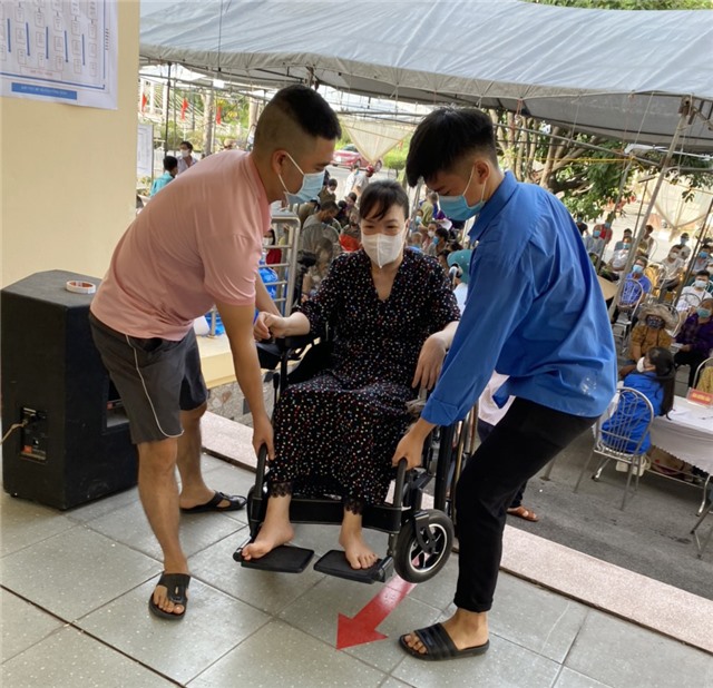 Những hình ảnh xúc động trong đợt cao điểm tiêm chủng vắc xin phòng Covid 19 toàn dân tại Thành phố Uông Bí