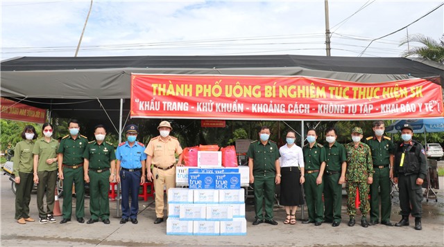 Hội CCB Công ty CP than Vàng Danh tặng quà các chốt kiểm soát dịch Covid-19