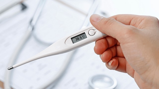 Làm gì nếu sốt sau tiêm vaccine phòng COVID-19?