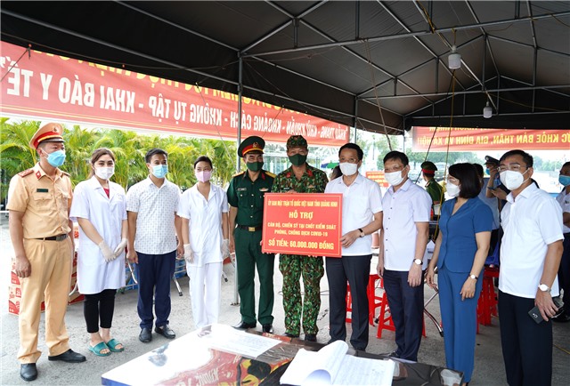 Chủ tịch UB MTTQ tỉnh Nguyễn Văn Hồi tặng quà lực lượng trực chốt cầu Đá Bạc