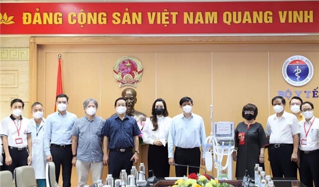 Bộ Y tế tiếp nhận 34 máy thở do Tập đoàn TH trao tặng