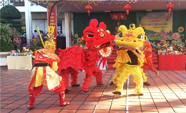 Học sinh Trường THCS Nguyễn Văn Cừ vui Tết trung thu