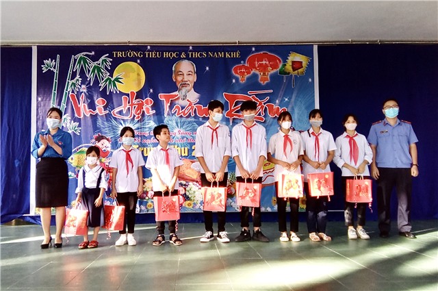 Chi đoàn Thanh niên Cơ quan Thành ủy và Viện Kiểm sát nhân dân thành phố: tặng quà trẻ em có hoàn cảnh khó khăn dịp Tết Trung thu