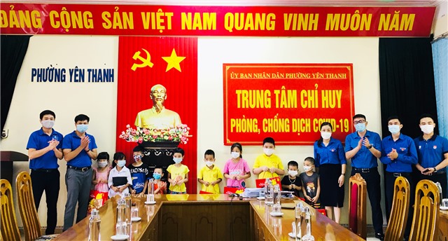 Tặng 969 suất quà Tết Trung thu cho thiếu nhi