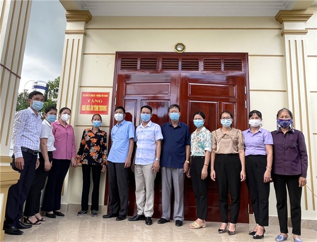 Bàn giao nhà “mái ấm tình thương” cho hội viên phụ nữ tại phường Yên Thanh