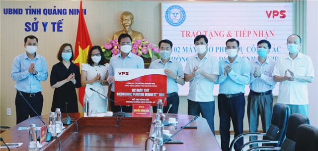 Tiếp nhận hai máy thở phục vụ công tác phòng, chống dịch Covid-19