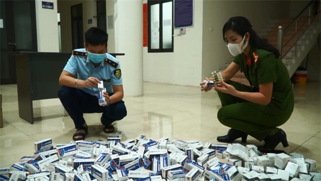 Tiếp tục thu giữ hàng trăm hộp thuốc điều trị COVID-19 không rõ nguồn gốc