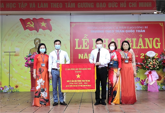 Bí thư Thành ủy Nghiêm Xuân Cường chúc mừng khai giảng năm học 2021 - 2022 tại Trường THCS Trần Quốc Toản