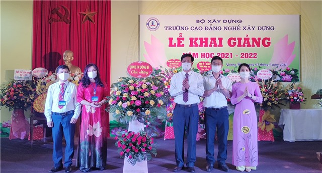 Phó Bí thư Thành uỷ, Chủ tịch UBND thành phố Phạm Tuấn Đạt chúc mừng khai giảng năm học 2021 – 2022 Trường Cao đẳng nghề xây dựng