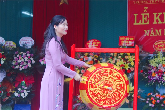 Phó Chủ tịch UBND tỉnh Nguyễn Thị Hạnh dự, chúc mừng khai giảng năm học 2021-2022 tại Trường THPT Hồng Đức