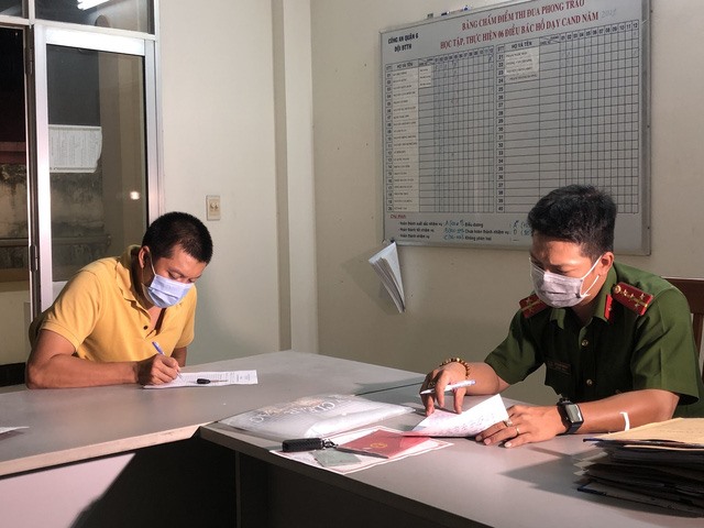 Khởi tố đối tượng "sắp xếp" tiêm vaccine COVID-19 cho gần 20 trường hợp