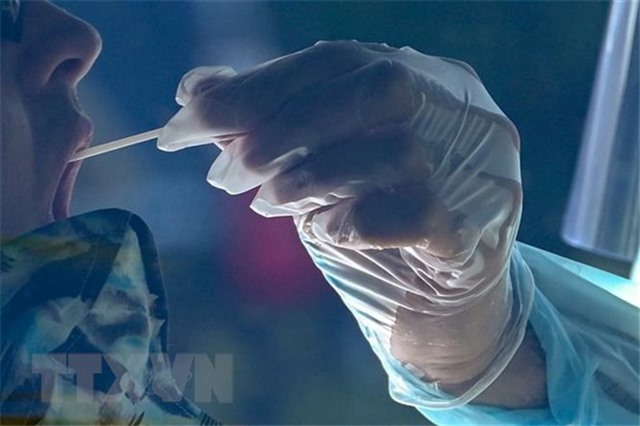 Dịch COVID-19: Omicron gây ít tổn thương hơn các biến thể khác