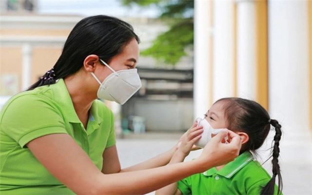 Chuyên gia hướng dẫn chăm sóc trẻ mắc Covid-19