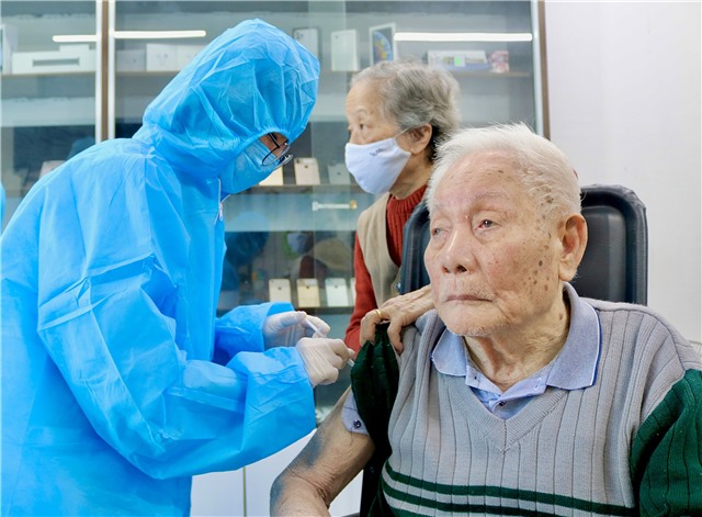 Tiêm vắc-xin phòng Covid-19 lưu động tại nhà cho người cao tuổi, bệnh nặng 
