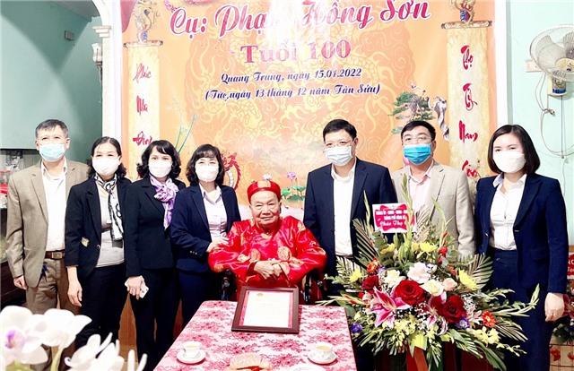 Phó Bí Thư Tỉnh ủy Trịnh Thị Minh Thanh thăm, tặng quà người cao tuổi, người có công tiêu biểu tại TP Uông Bí