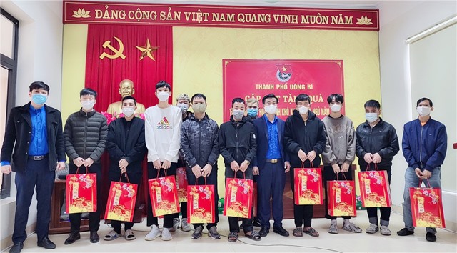 Thành Đoàn Uông Bí tặng quà tết, động viên thanh niên có hoàn cảnh khó khăn chuẩn bị nhập ngũ năm 2022