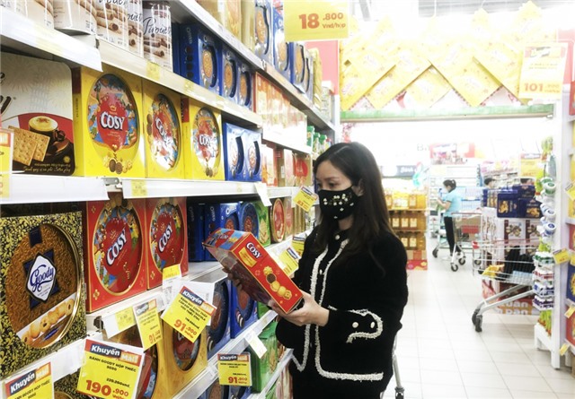 Thị trường mua sắm Tết sôi động