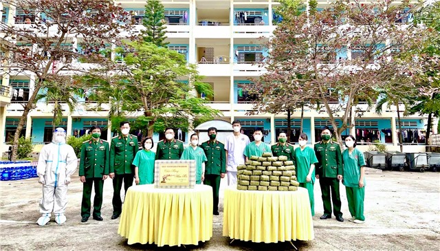 Ban CHQS tỉnh tặng quà lực lượng làm nhiệm vụ và công dân đang điều trị Covid – 19 tại trường CĐ Công nghiệp và Xây dựng 