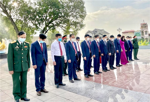  Lãnh đạo Thành phố viếng anh hùng liệt sỹ, dâng hương tại Đài tưởng niệm Bác Hồ