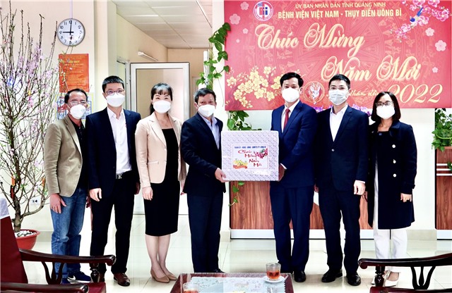 Đồng chí Phạm Tuấn Đạt, Phó Bí thư Thành ủy, Chủ tịch UBND thành phố thăm, tặng quà các đơn vị trực Tết 