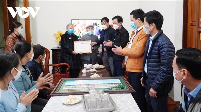 Cụ ông chống gậy mang 100 triệu đồng đi ủng hộ Qũy phòng, chống COVID-19