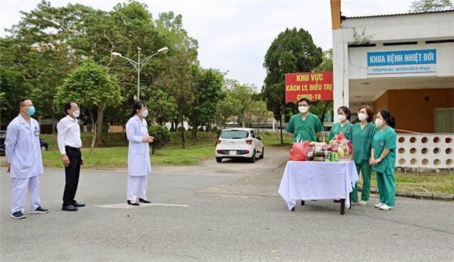 “Mang Tết” về khu cách ly