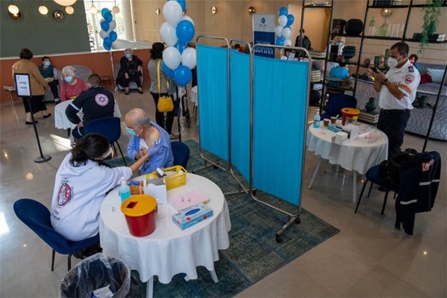 Tranh cãi 'có nên tiêm vaccine Covid 6 tháng một lần'