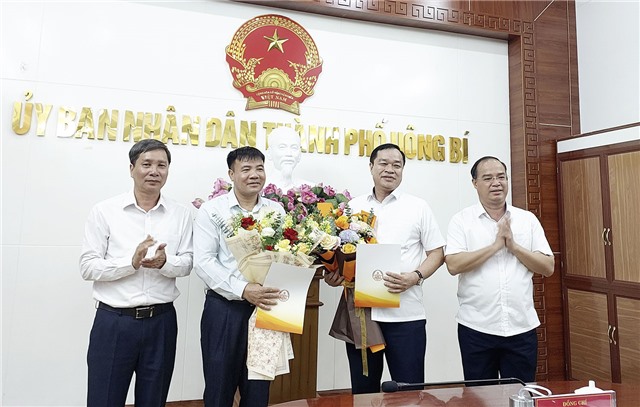 Công bố các quyết định về công tác cán bộ