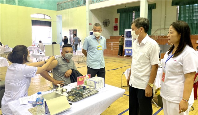 Phó Chủ tịch Thường trực UBND thành phố Nguyễn Văn Thành kiểm tra công tác tiêm vắc xin phòng Covid-19 đợt 41