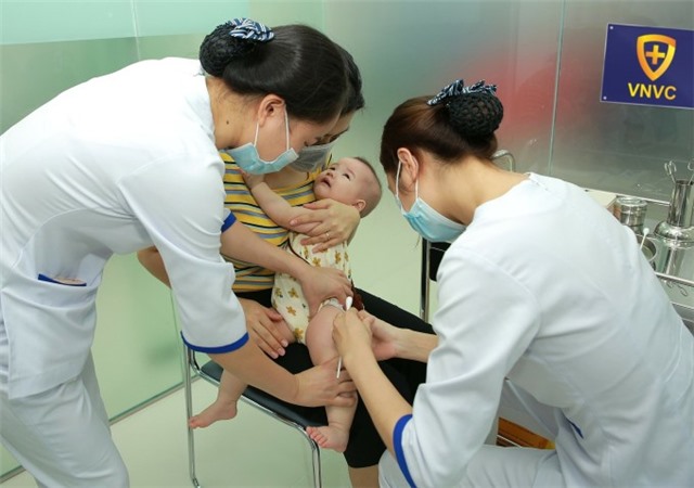 Tiêm vaccine phòng bệnh truyền nhiễm trước mùa đông