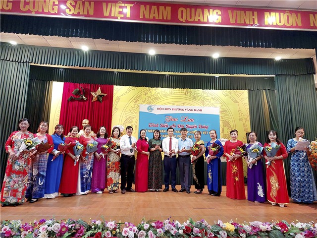 Hội LHPN phường Vàng Danh giao lưu trình diễn Áo dài duyên dáng 