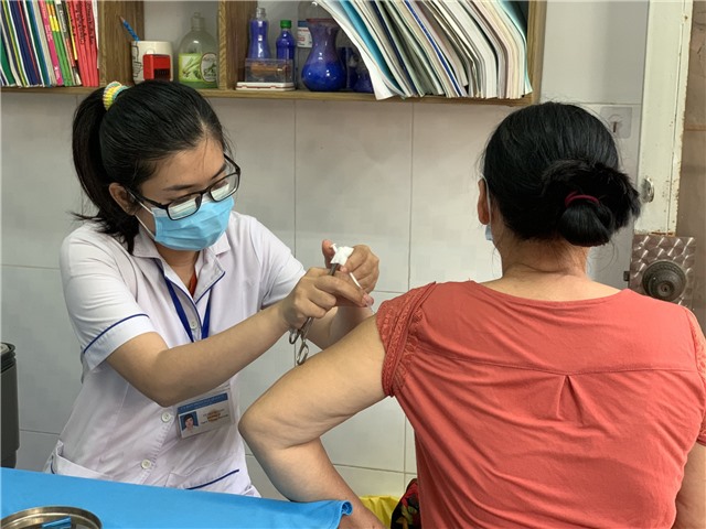 Sáng 19/10: Bộ Y tế nhắc nhiều lần vẫn có hàng chục tỉnh, thành tiêm vaccine COVID-19 chậm, thấp