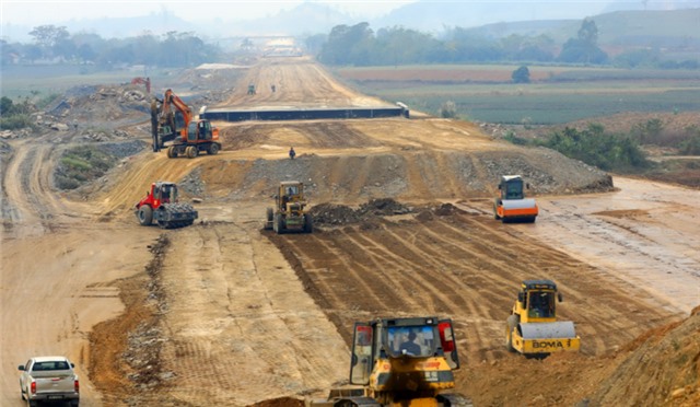 CHỈ ĐẠO MỚI: UBND các tỉnh phải chịu trách nhiệm trước Chính phủ về giải phóng mặt bằng; không chia nhỏ gói thầu, mua đi bán lại các mỏ vật liệu