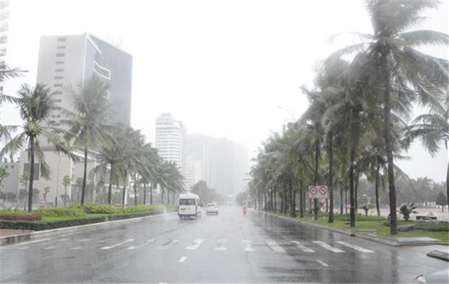 Phía Đông Bắc Bộ ngày nắng, đêm có mưa rào, dông vài nơi