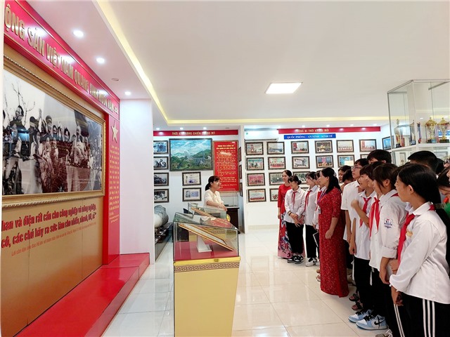 Nhà Truyền thống - Thư viện thành phố Uông Bí đón trên 1.000 lượt học sinh đến tham quan, đọc sách nhân Tuần lễ hưởng ứng học tập suốt đời