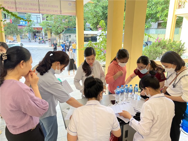 Khám, tư vấn chăm sóc sức khỏe cho CNLĐ ngành Xây dựng