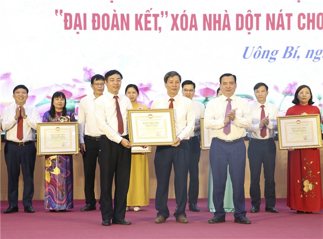 Biểu dương cuộc vận động “Toàn dân đoàn kết xây dựng nông thôn mới, đô thị văn minh; Tổ liên gia tự quản phòng, chống COVID-19; đón Bằng ghi công hoàn thành xây dựng Nhà đại đoàn kết, xóa nhà dột nát