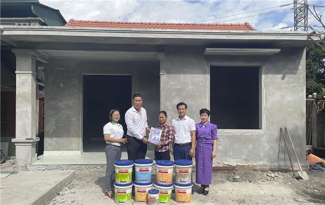 Công ty CP Quốc tế Sao Phương Nam (Tập đoàn sơn Newton) trao hỗ trợ hộ cận nghèo tại phường Vàng Danh