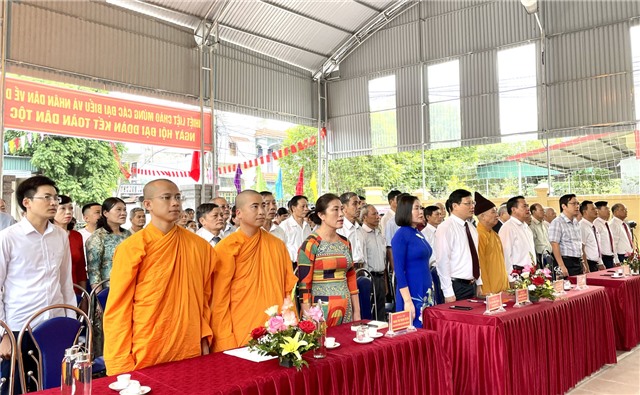 Hòa thượng Thích Thanh Quyết, lãnh đạo MTTQ tỉnh, lãnh đạo thành phố: Dự Ngày hội Đại đoàn kết toàn dân tộc tại khu 10, phường Quang Trung