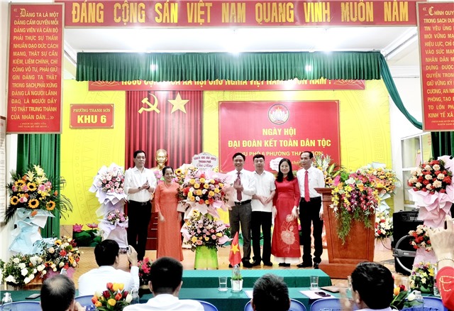Phó Bí thư Thường trực Thành uỷ Nguyễn Chiến Thắng dự, chúc mừng Ngày hội Đại đoàn kết toàn dân tộc tại khu 6, phường Thanh Sơn