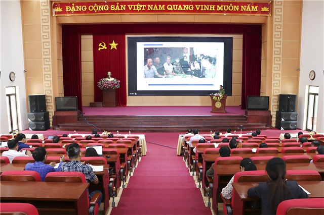 Hội nghị Báo cáo viên thành phố tháng 11