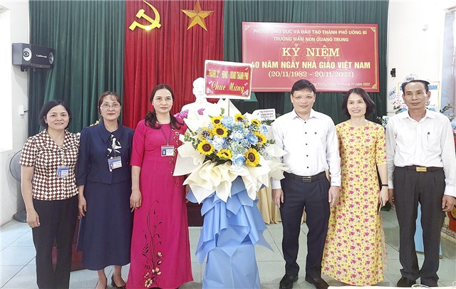 Bí thư Thành ủy - Chủ tịch HĐND thành phố Nghiêm Xuân Cường chúc mừng Ngày Nhà giáo Việt Nam 20/11