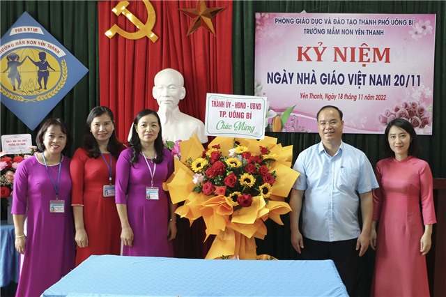 Đồng chí Bùi Văn Thành – Phó Chủ tịch UBND thành phố chúc mừng các trường học trên địa bàn phường Yên Thanh nhân kỷ niệm 40 năm ngày Nhà giáo Việt Nam