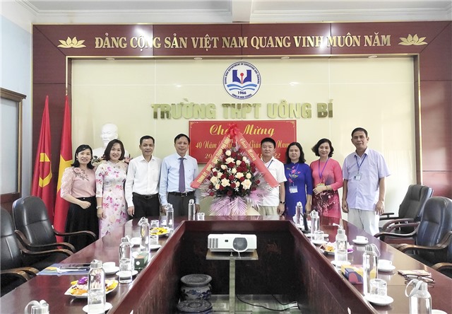 Đồng chí Nguyễn Chiến Thắng, Phó Bí thư Thường trực Thành ủy chúc mừng các cơ sở giáo dục nhân Ngày Nhà giáo Việt Nam