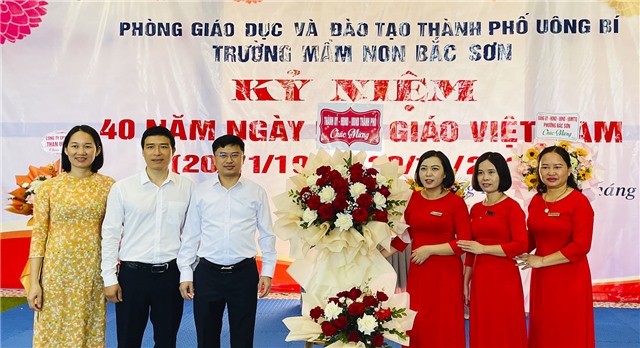 Phó Chủ tịch UBND thành phố Nguyễn Đức Tiệp chúc mừng Ngày Nhà giáo Việt Nam 20/11