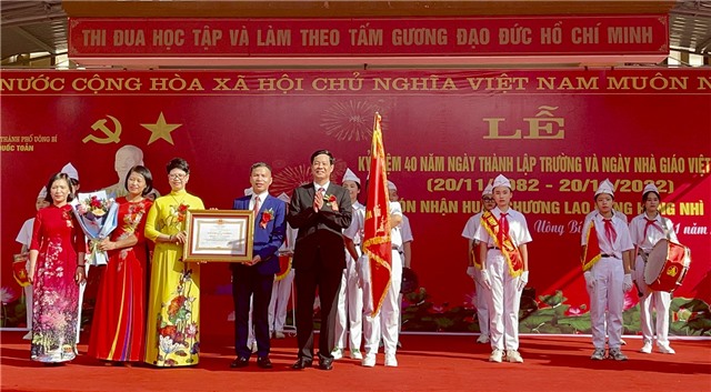 Trường THCS Trần Quốc Toản kỷ niệm 40 năm thành lập, đón nhận Huân chương Lao động hạng Nhì