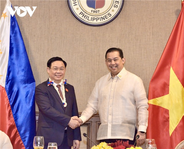 Chủ tịch Quốc hội Vương Đình Huệ hội đàm với Chủ tịch Hạ viện Philippines